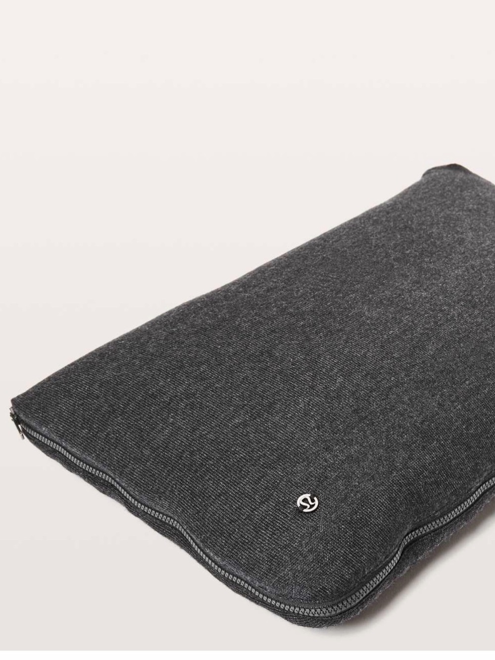 Lululemon On The Fly Comfort Pack
Heathered Core Black